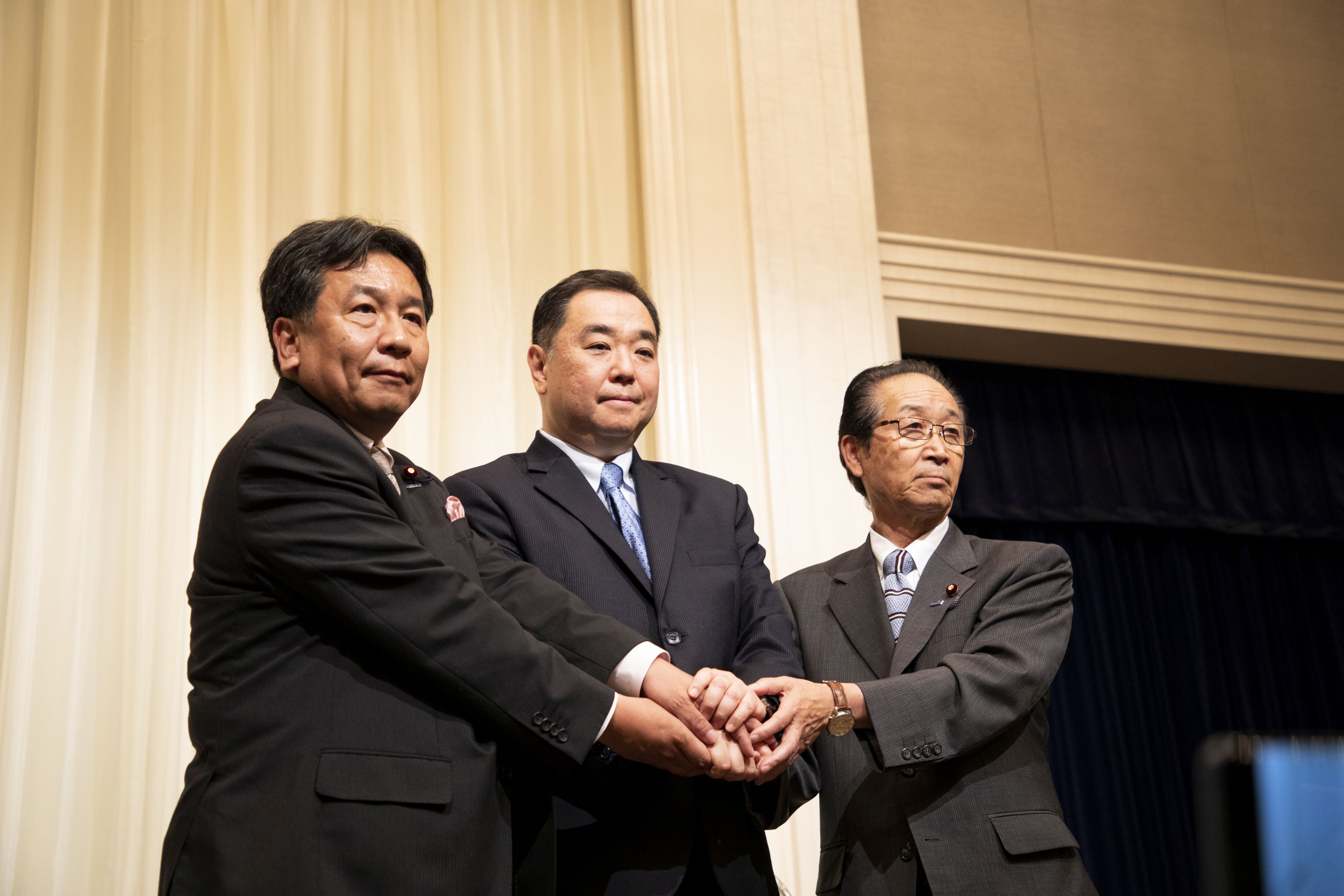 左から枝野代表、徳川候補予定者、佐々木県連代表