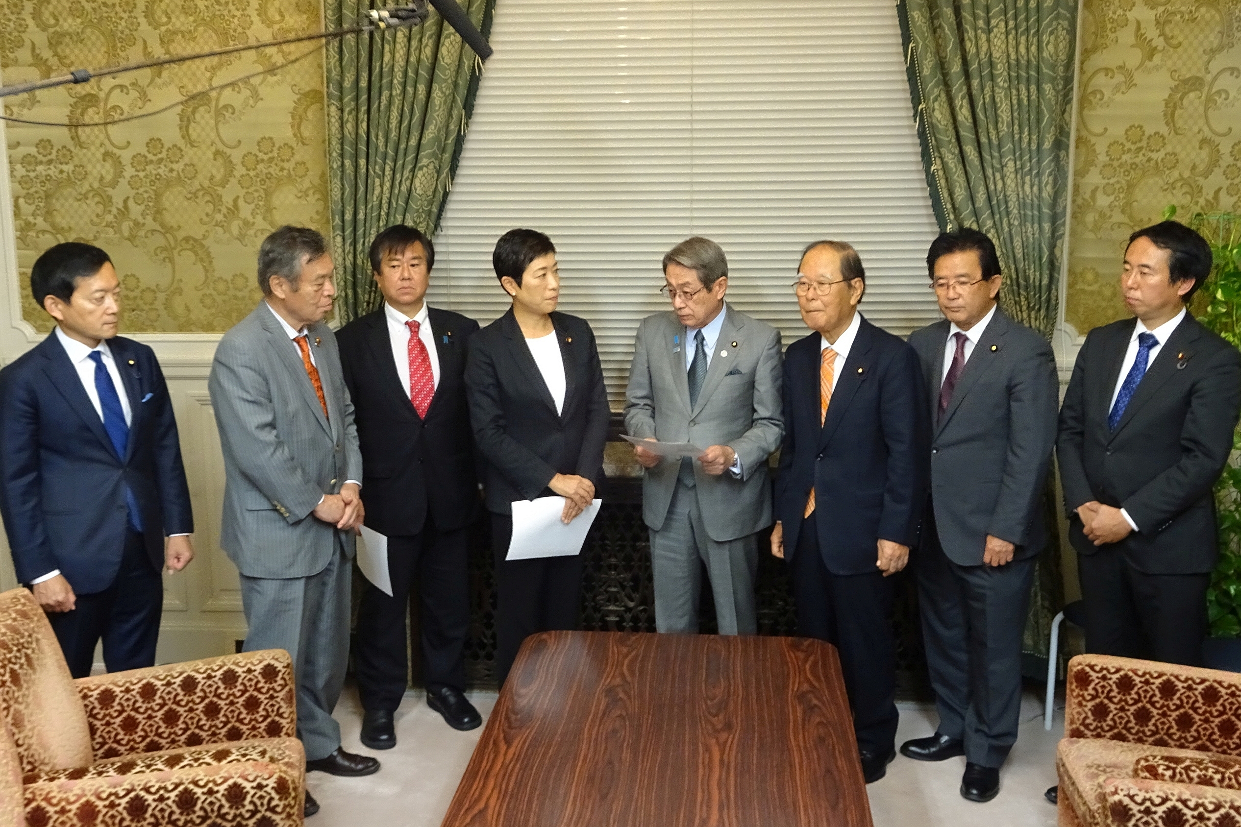 石田総務大臣（右から4番目）に申し入れる辻元国対委員長ら