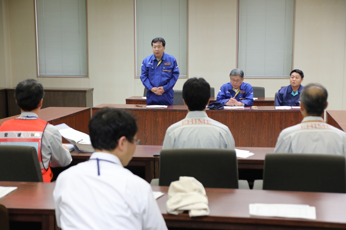 愛媛県庁で災害対策本部関係者にあいさつする枝野代表